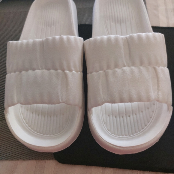 Sketchers Stretch Fit shoes (FREE HOUSE SHOES) - Picture 13 of 15